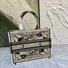 蝴蝶系列Book Tote 手袋由 Dior 女装创意总监玛丽亚·嘉茜娅·蔻丽 (Maria Grazi 蝴蝶系列Book Tote 手袋由 Dior 女装创意总监玛丽亚·嘉茜娅·蔻丽 (Maria Grazi