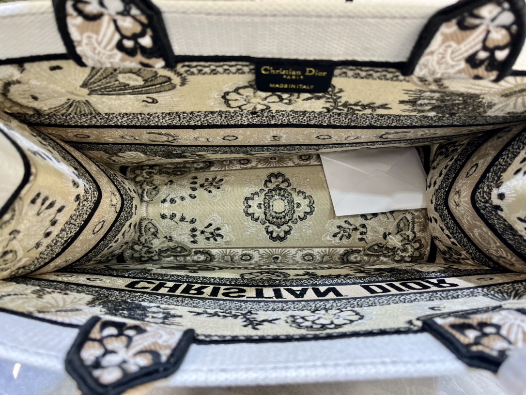 蝴蝶系列Book Tote 手袋由 Dior 女装创意总监玛丽亚·嘉茜娅·蔻丽 (Maria Grazi 蝴蝶系列Book Tote 手袋由 Dior 女装创意总监玛丽亚·嘉茜娅·蔻丽 (Maria Grazi