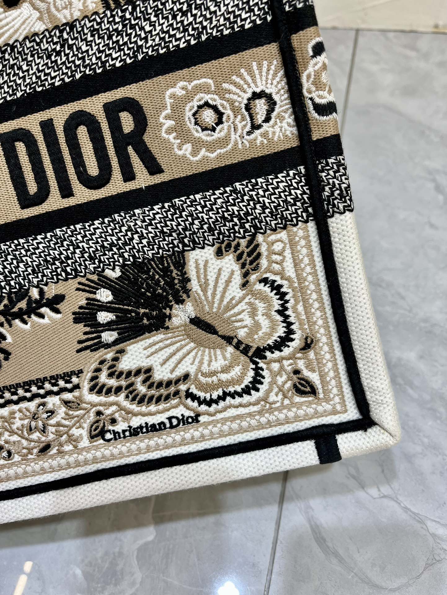蝴蝶系列Book Tote 手袋由 Dior 女装创意总监玛丽亚·嘉茜娅·蔻丽 (Maria Grazi 蝴蝶系列Book Tote 手袋由 Dior 女装创意总监玛丽亚·嘉茜娅·蔻丽 (Maria Grazi