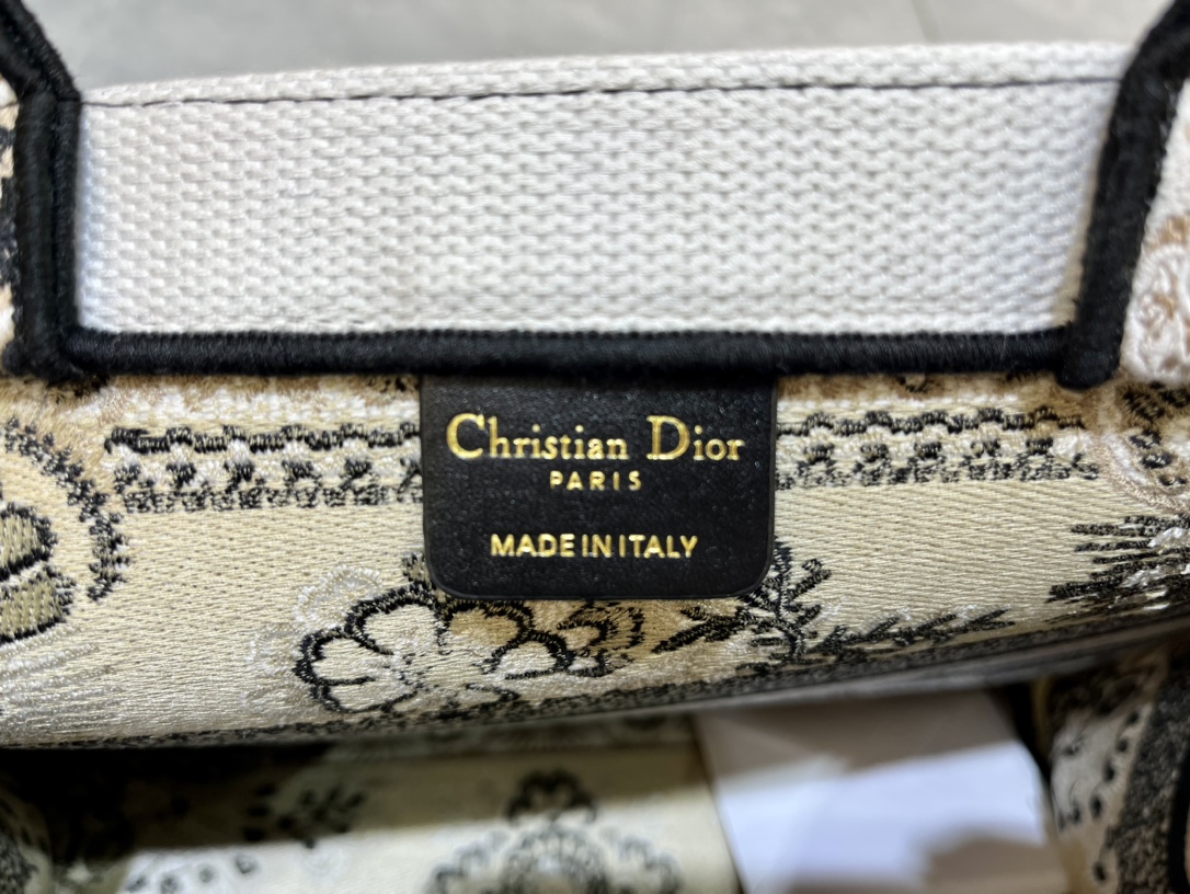 蝴蝶系列Book Tote 手袋由 Dior 女装创意总监玛丽亚·嘉茜娅·蔻丽 (Maria Grazi 蝴蝶系列Book Tote 手袋由 Dior 女装创意总监玛丽亚·嘉茜娅·蔻丽 (Maria Grazi