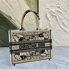 蝴蝶系列Book Tote 手袋由 Dior 女装创意总监玛丽亚·嘉茜娅·蔻丽 (Maria Grazi 蝴蝶系列Book Tote 手袋由 Dior 女装创意总监玛丽亚·嘉茜娅·蔻丽 (Maria Grazi