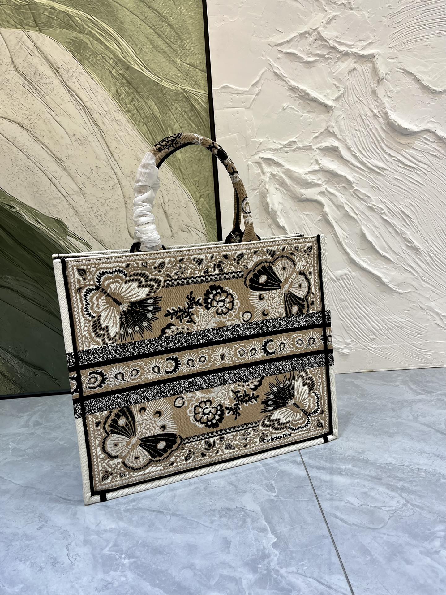 蝴蝶系列Book Tote 手袋由 Dior 女装创意总监玛丽亚·嘉茜娅·蔻丽 (Maria Grazi 蝴蝶系列Book Tote 手袋由 Dior 女装创意总监玛丽亚·嘉茜娅·蔻丽 (Maria Grazi