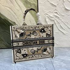 蝴蝶系列Book Tote 手袋由 Dior 女装创意总监玛丽亚·嘉茜娅·蔻丽 (Maria Grazi 蝴蝶系列Book Tote 手袋由 Dior 女装创意总监玛丽亚·嘉茜娅·蔻丽 (Maria Grazi