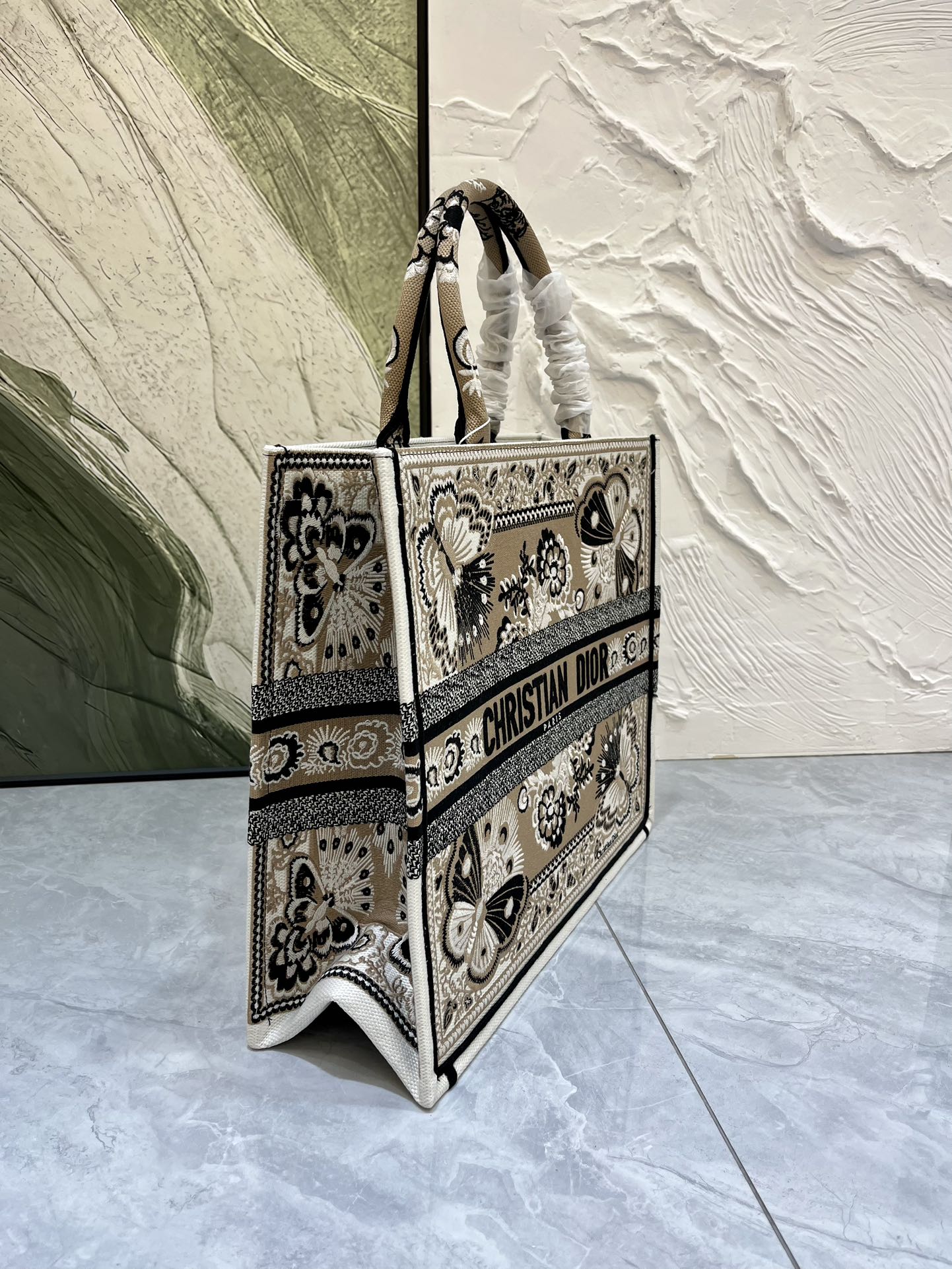 蝴蝶系列Book Tote 手袋由 Dior 女装创意总监玛丽亚·嘉茜娅·蔻丽 (Maria Grazi 蝴蝶系列Book Tote 手袋由 Dior 女装创意总监玛丽亚·嘉茜娅·蔻丽 (Maria Grazi