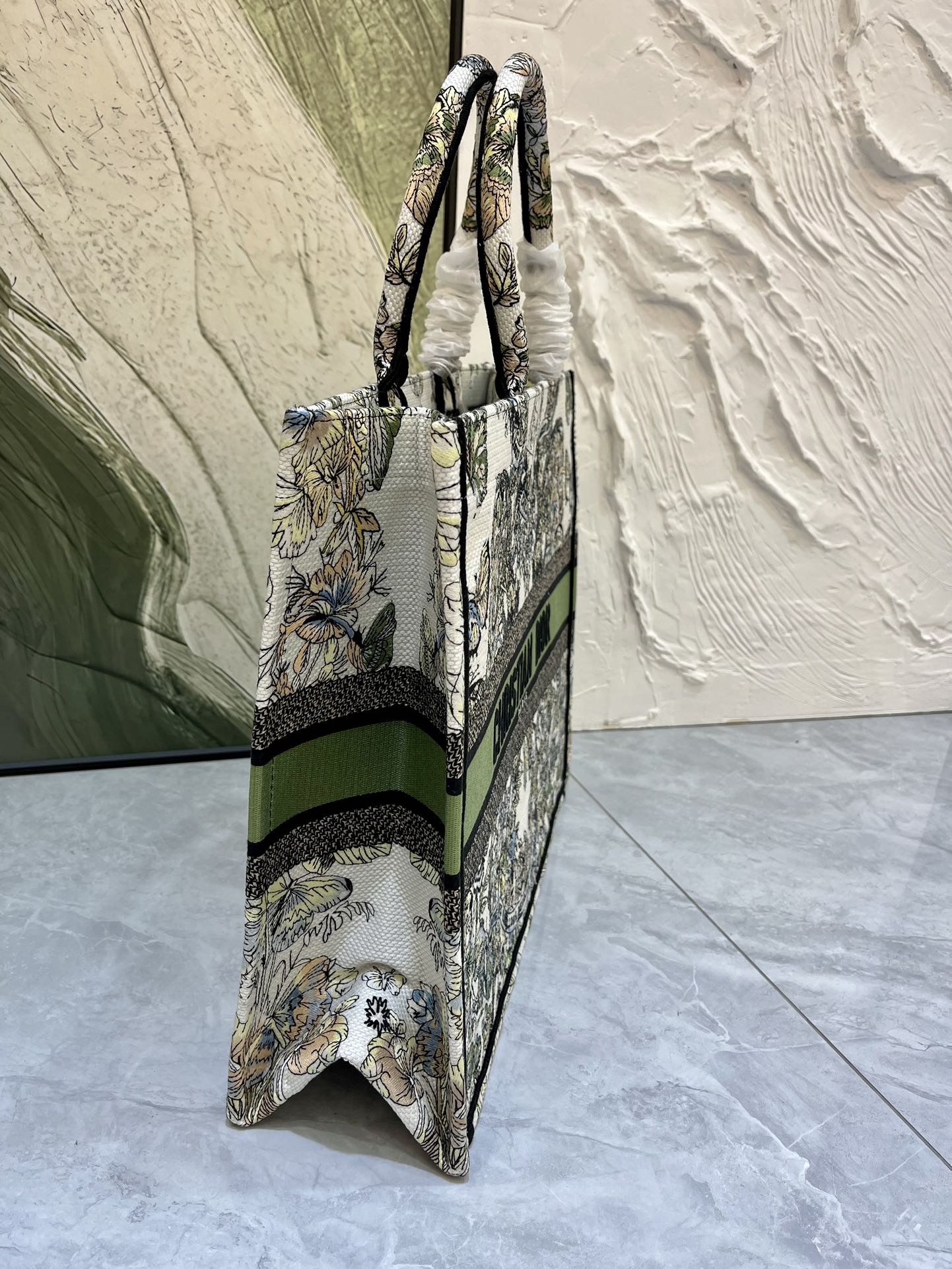 地球系列Book Tote 手袋由 Dior 女装创意总监玛丽亚·嘉茜娅·蔻丽 (Maria Grazi