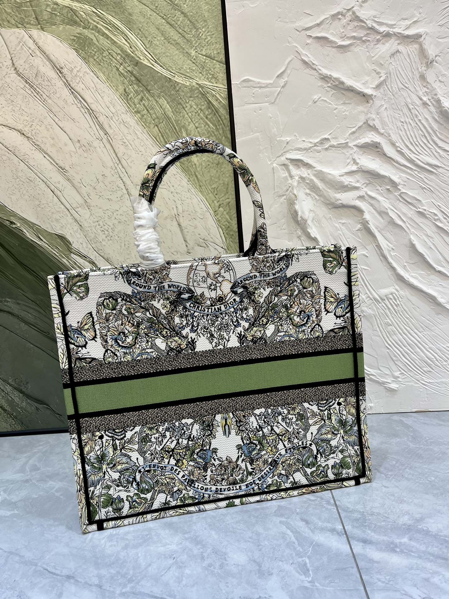 地球系列Book Tote 手袋由 Dior 女装创意总监玛丽亚·嘉茜娅·蔻丽 (Maria Grazi