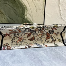 地球系列Book Tote 手袋由 Dior 女装创意总监玛丽亚·嘉茜娅·蔻丽 (Maria Grazi 地球系列Book Tote 手袋由 Dior 女装创意总监玛丽亚·嘉茜娅·蔻丽 (Maria Grazi