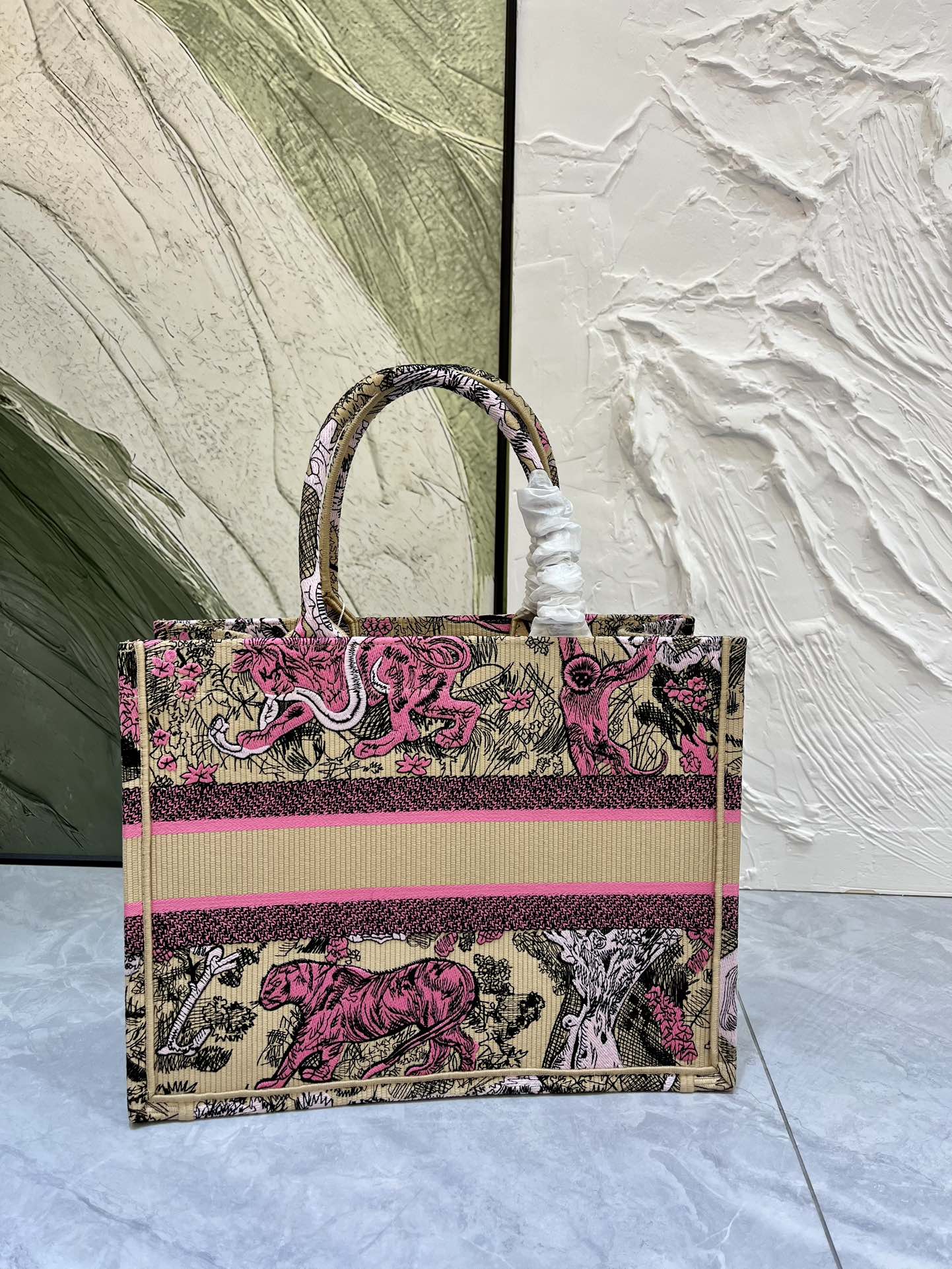 老虎系列Book Tote 手袋由 Dior 女装创意总监玛丽亚·嘉茜娅·蔻丽 (Maria Grazi 老虎系列Book Tote 手袋由 Dior 女装创意总监玛丽亚·嘉茜娅·蔻丽 (Maria Grazi