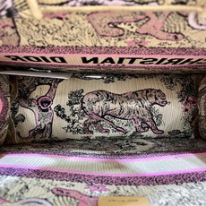 老虎系列Book Tote 手袋由 Dior 女装创意总监玛丽亚·嘉茜娅·蔻丽 (Maria Grazi 老虎系列Book Tote 手袋由 Dior 女装创意总监玛丽亚·嘉茜娅·蔻丽 (Maria Grazi