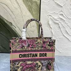 老虎系列Book Tote 手袋由 Dior 女装创意总监玛丽亚·嘉茜娅·蔻丽 (Maria Grazi 老虎系列Book Tote 手袋由 Dior 女装创意总监玛丽亚·嘉茜娅·蔻丽 (Maria Grazi