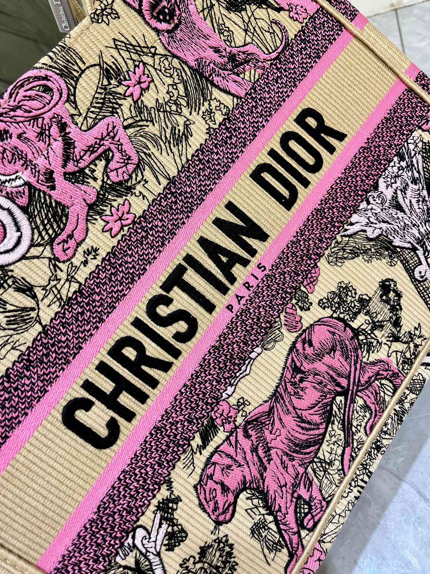 老虎系列Book Tote 手袋由 Dior 女装创意总监玛丽亚·嘉茜娅·蔻丽 (Maria Grazi 老虎系列Book Tote 手袋由 Dior 女装创意总监玛丽亚·嘉茜娅·蔻丽 (Maria Grazi