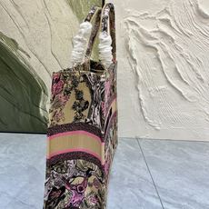 老虎系列Book Tote 手袋由 Dior 女装创意总监玛丽亚·嘉茜娅·蔻丽 (Maria Grazi 老虎系列Book Tote 手袋由 Dior 女装创意总监玛丽亚·嘉茜娅·蔻丽 (Maria Grazi