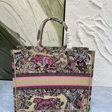 老虎系列Book Tote 手袋由 Dior 女装创意总监玛丽亚·嘉茜娅·蔻丽 (Maria Grazi 老虎系列Book Tote 手袋由 Dior 女装创意总监玛丽亚·嘉茜娅·蔻丽 (Maria Grazi