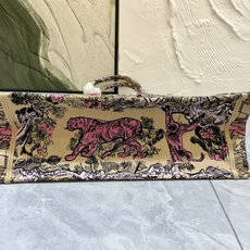 老虎系列Book Tote 手袋由 Dior 女装创意总监玛丽亚·嘉茜娅·蔻丽 (Maria Grazi 老虎系列Book Tote 手袋由 Dior 女装创意总监玛丽亚·嘉茜娅·蔻丽 (Maria Grazi