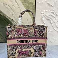 老虎系列Book Tote 手袋由 Dior 女装创意总监玛丽亚·嘉茜娅·蔻丽 (Maria Grazi 老虎系列Book Tote 手袋由 Dior 女装创意总监玛丽亚·嘉茜娅·蔻丽 (Maria Grazi