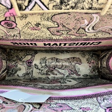 老虎系列Book Tote 手袋由 Dior 女装创意总监玛丽亚·嘉茜娅·蔻丽 (Maria Grazi 老虎系列Book Tote 手袋由 Dior 女装创意总监玛丽亚·嘉茜娅·蔻丽 (Maria Grazi