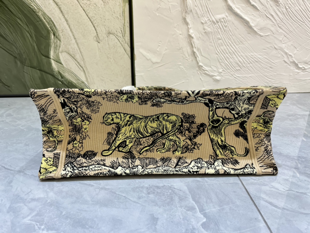 老虎系列Book Tote 手袋由 Dior 女装创意总监玛丽亚·嘉茜娅·蔻丽 (Maria Grazi 老虎系列Book Tote 手袋由 Dior 女装创意总监玛丽亚·嘉茜娅·蔻丽 (Maria Grazi