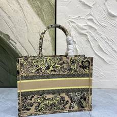 老虎系列Book Tote 手袋由 Dior 女装创意总监玛丽亚·嘉茜娅·蔻丽 (Maria Grazi 老虎系列Book Tote 手袋由 Dior 女装创意总监玛丽亚·嘉茜娅·蔻丽 (Maria Grazi