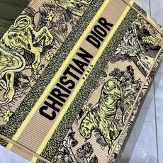 老虎系列Book Tote 手袋由 Dior 女装创意总监玛丽亚·嘉茜娅·蔻丽 (Maria Grazi 老虎系列Book Tote 手袋由 Dior 女装创意总监玛丽亚·嘉茜娅·蔻丽 (Maria Grazi