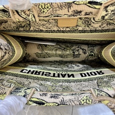 老虎系列Book Tote 手袋由 Dior 女装创意总监玛丽亚·嘉茜娅·蔻丽 (Maria Grazi 老虎系列Book Tote 手袋由 Dior 女装创意总监玛丽亚·嘉茜娅·蔻丽 (Maria Grazi