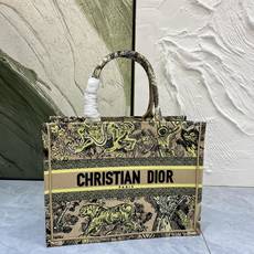 老虎系列Book Tote 手袋由 Dior 女装创意总监玛丽亚·嘉茜娅·蔻丽 (Maria Grazi 老虎系列Book Tote 手袋由 Dior 女装创意总监玛丽亚·嘉茜娅·蔻丽 (Maria Grazi