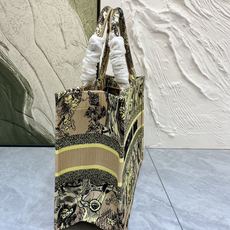 老虎系列Book Tote 手袋由 Dior 女装创意总监玛丽亚·嘉茜娅·蔻丽 (Maria Grazi 老虎系列Book Tote 手袋由 Dior 女装创意总监玛丽亚·嘉茜娅·蔻丽 (Maria Grazi