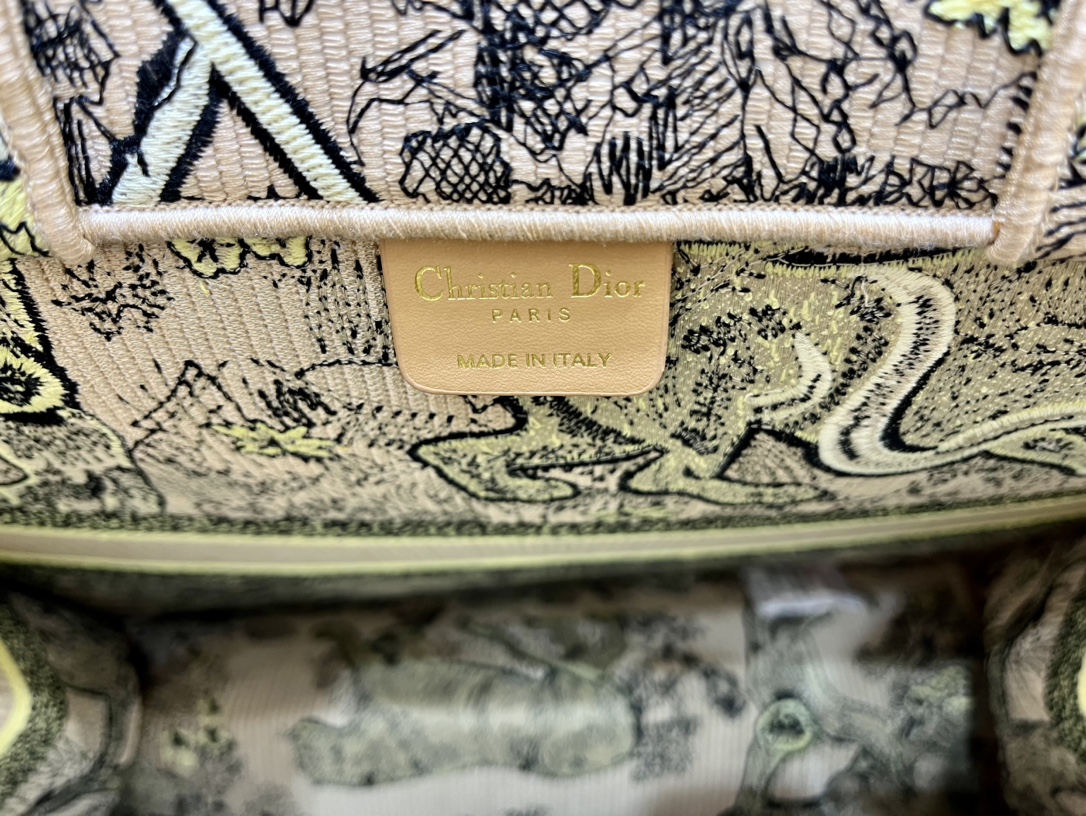 老虎系列Book Tote 手袋由 Dior 女装创意总监玛丽亚·嘉茜娅·蔻丽 (Maria Grazi
