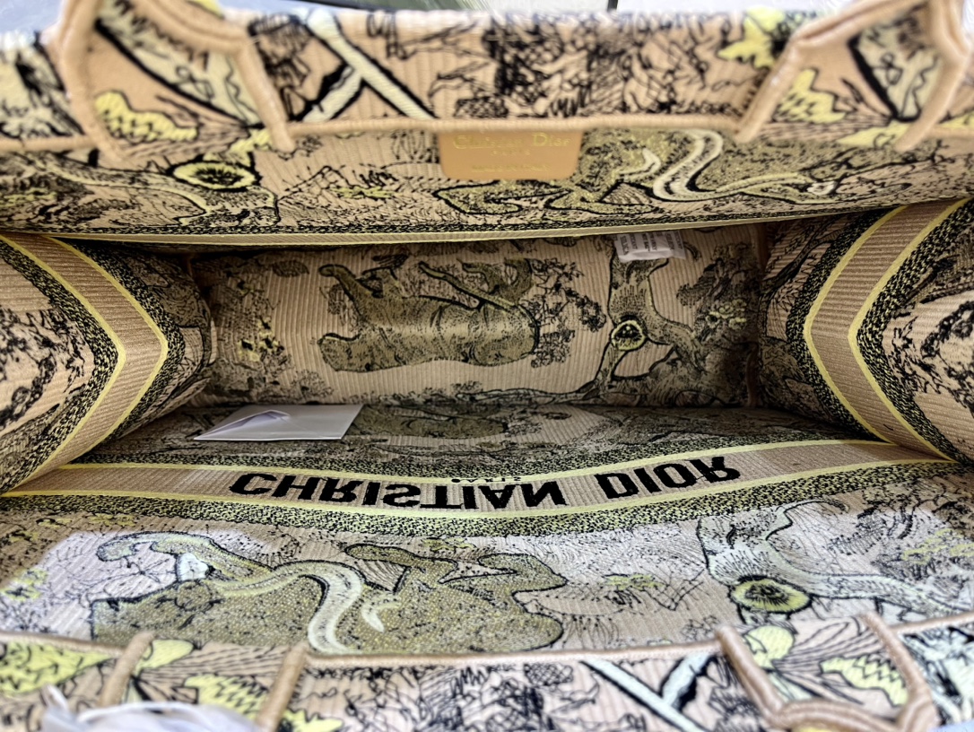 老虎系列Book Tote 手袋由 Dior 女装创意总监玛丽亚·嘉茜娅·蔻丽 (Maria Grazi