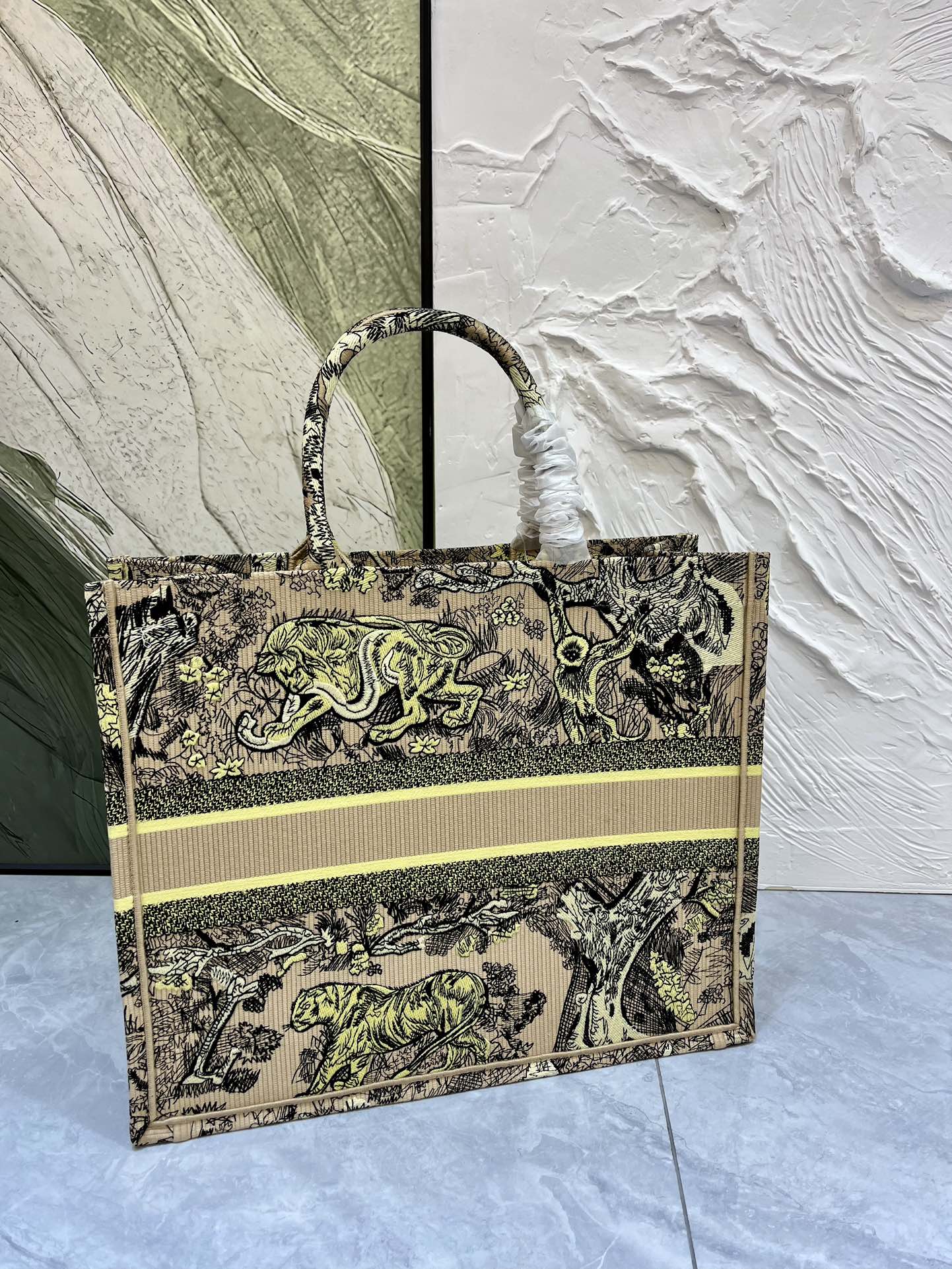 老虎系列Book Tote 手袋由 Dior 女装创意总监玛丽亚·嘉茜娅·蔻丽 (Maria Grazi