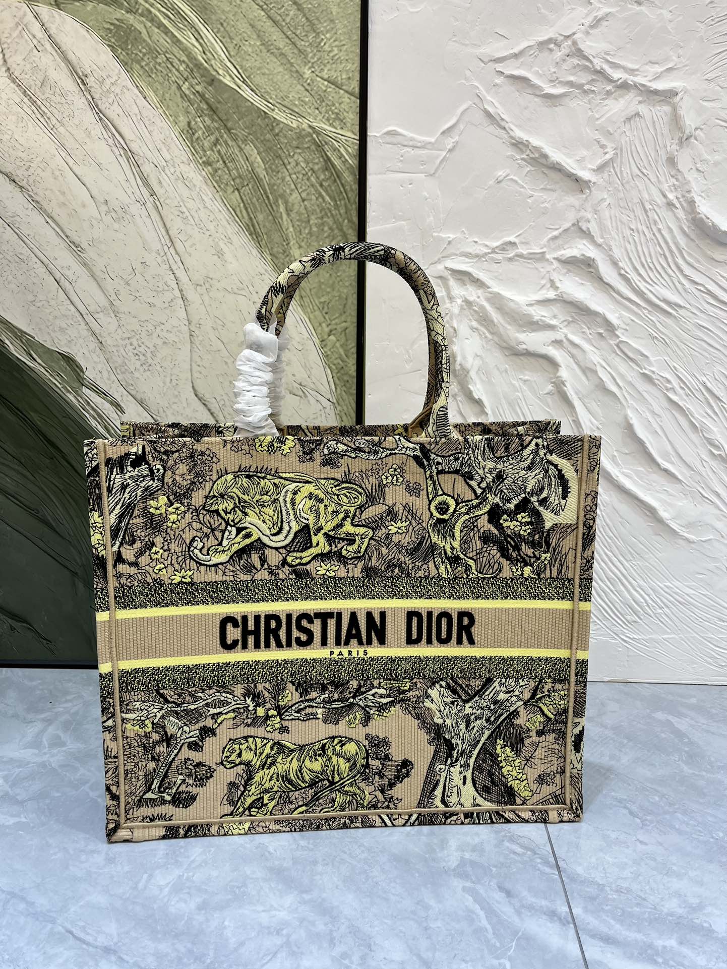 老虎系列Book Tote 手袋由 Dior 女装创意总监玛丽亚·嘉茜娅·蔻丽 (Maria Grazi