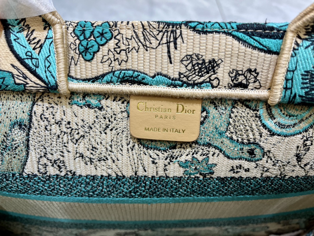 老虎系列Book Tote 手袋由 Dior 女装创意总监玛丽亚·嘉茜娅·蔻丽 (Maria Grazi