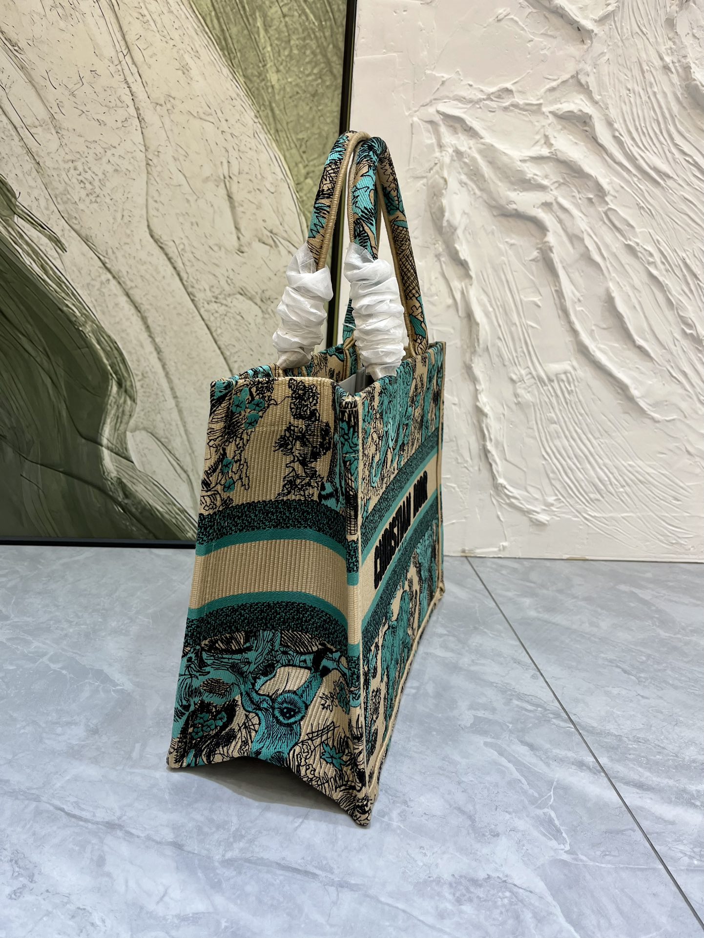老虎系列Book Tote 手袋由 Dior 女装创意总监玛丽亚·嘉茜娅·蔻丽 (Maria Grazi