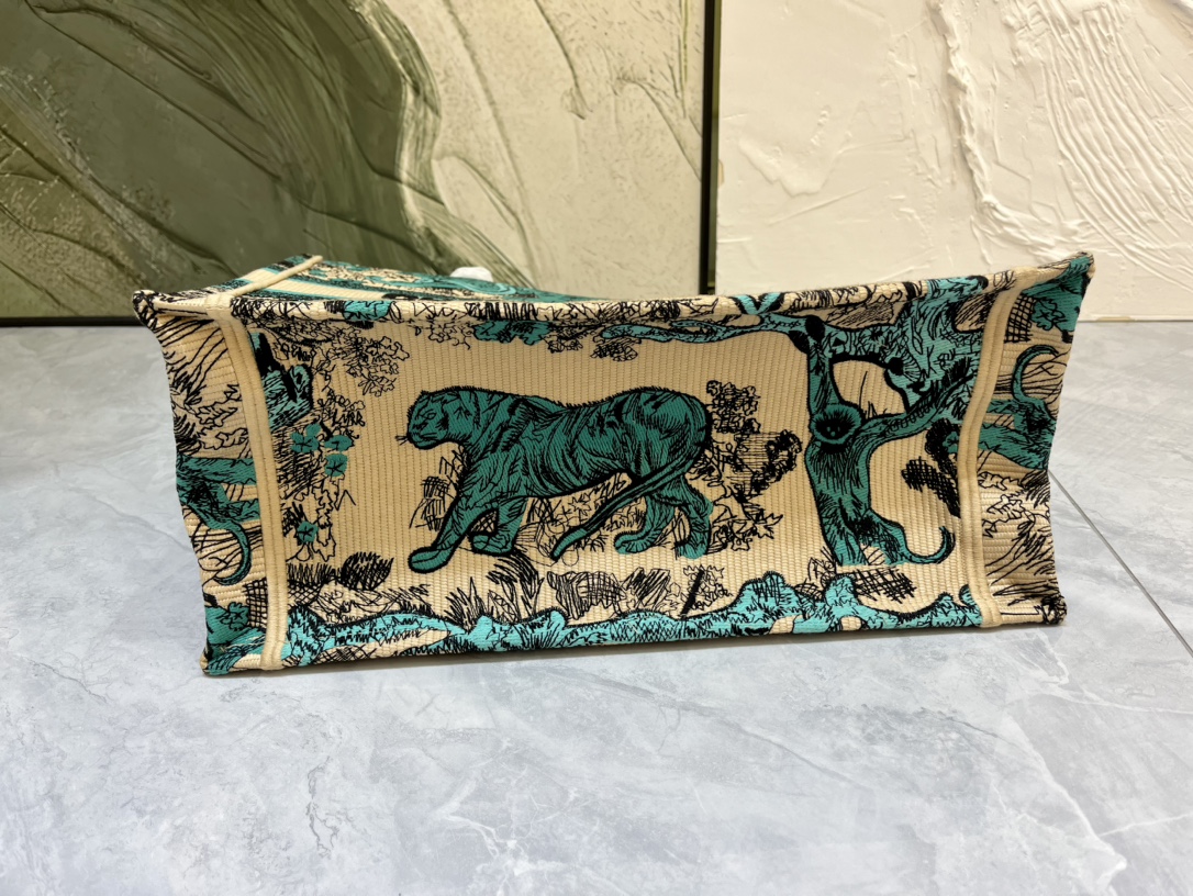 老虎系列Book Tote 手袋由 Dior 女装创意总监玛丽亚·嘉茜娅·蔻丽 (Maria Grazi