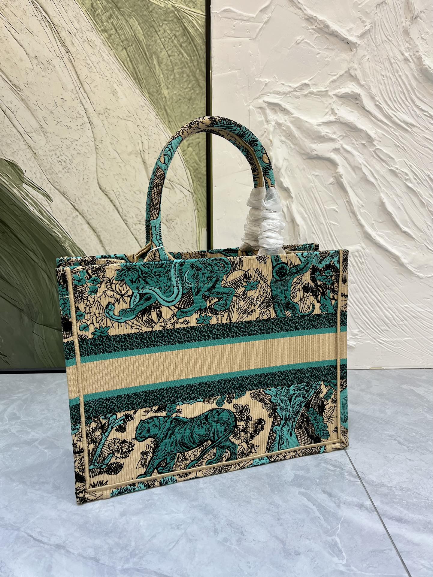 老虎系列Book Tote 手袋由 Dior 女装创意总监玛丽亚·嘉茜娅·蔻丽 (Maria Grazi