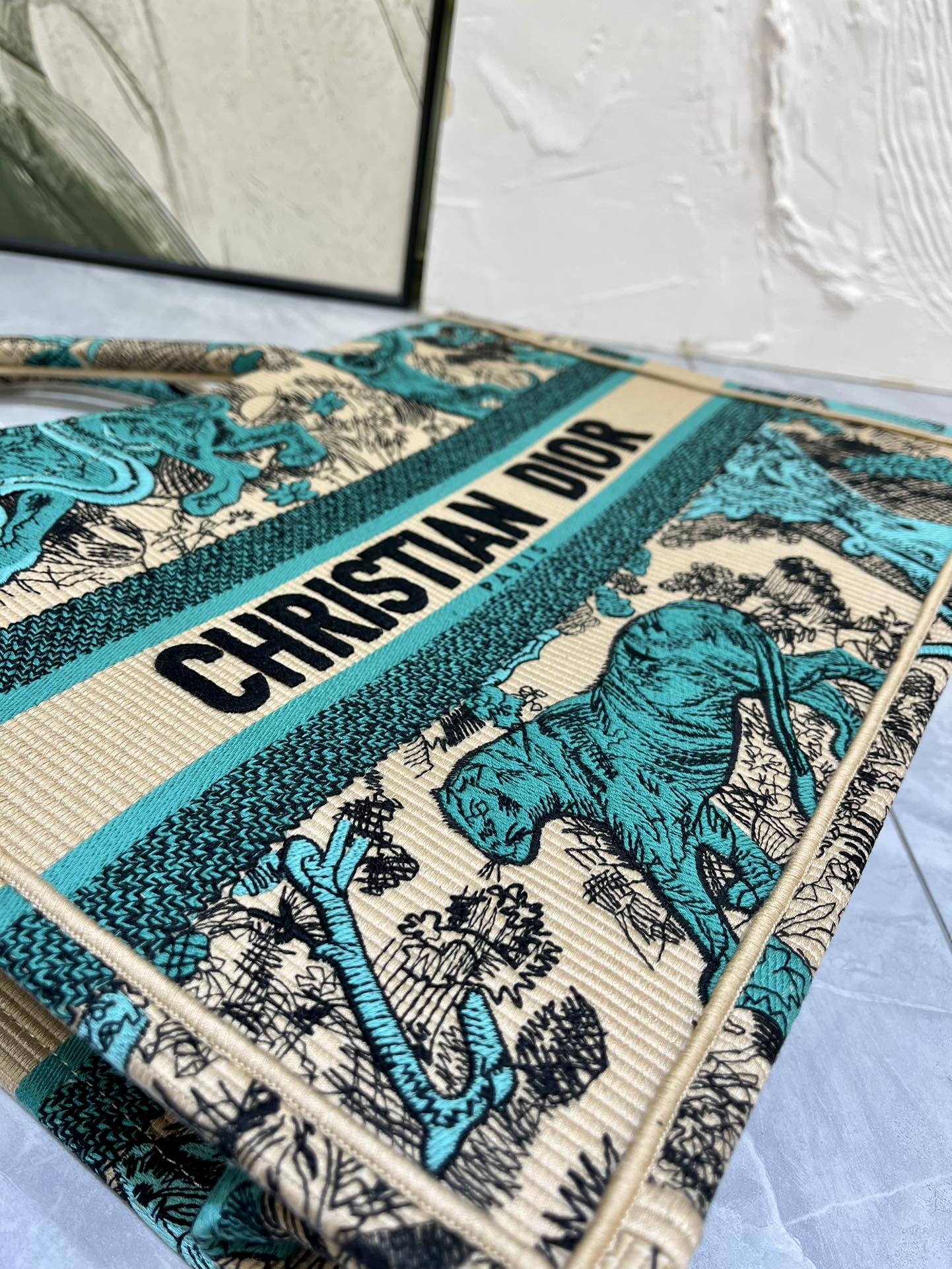 老虎系列Book Tote 手袋由 Dior 女装创意总监玛丽亚·嘉茜娅·蔻丽 (Maria Grazi