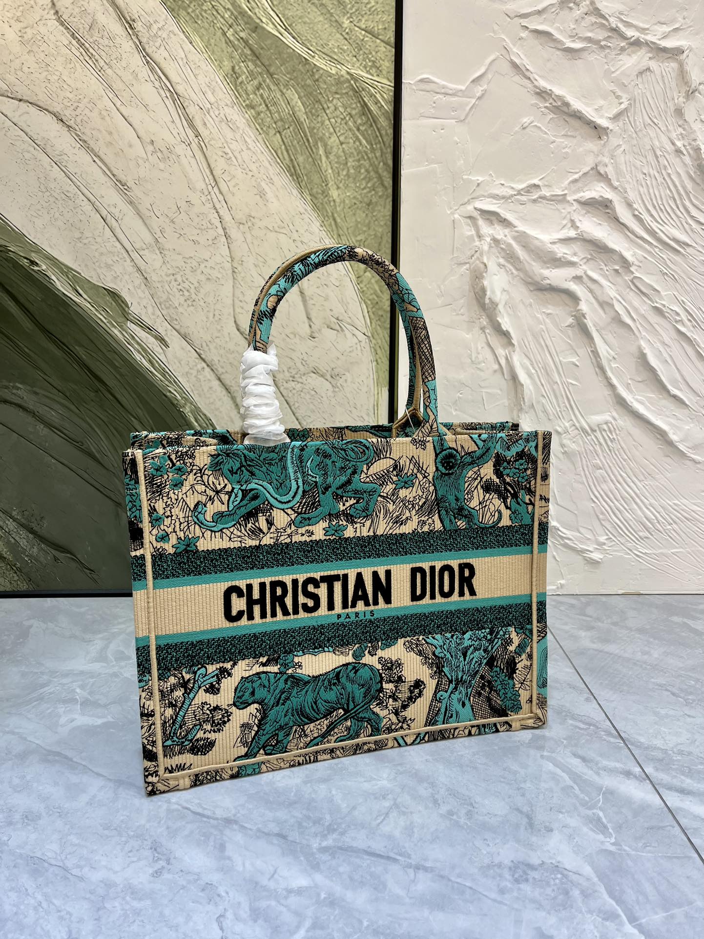 老虎系列Book Tote 手袋由 Dior 女装创意总监玛丽亚·嘉茜娅·蔻丽 (Maria Grazi