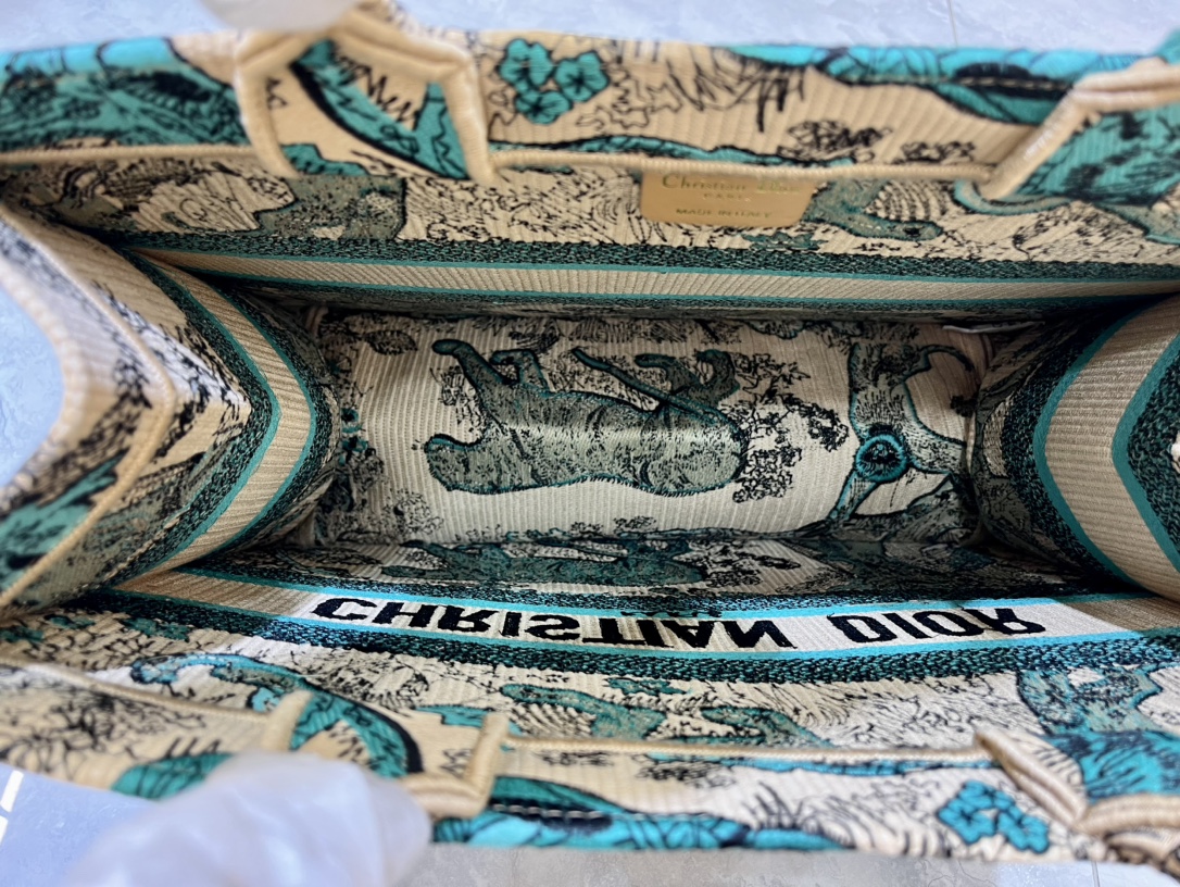 老虎系列Book Tote 手袋由 Dior 女装创意总监玛丽亚·嘉茜娅·蔻丽 (Maria Grazi