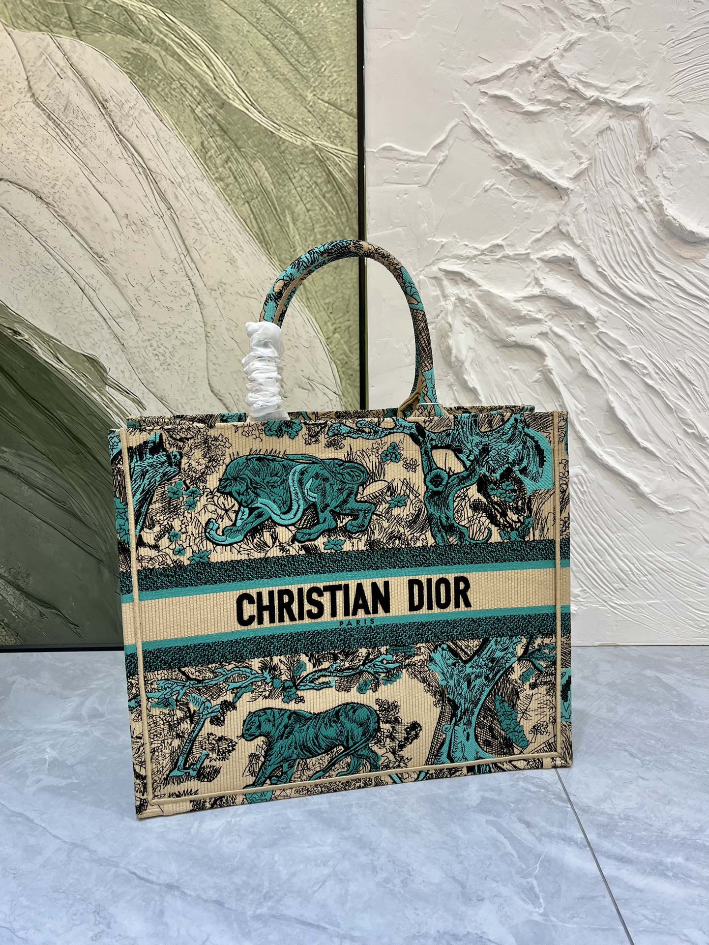 老虎系列Book Tote 手袋由 Dior 女装创意总监玛丽亚·嘉茜娅·蔻丽 (Maria Grazi