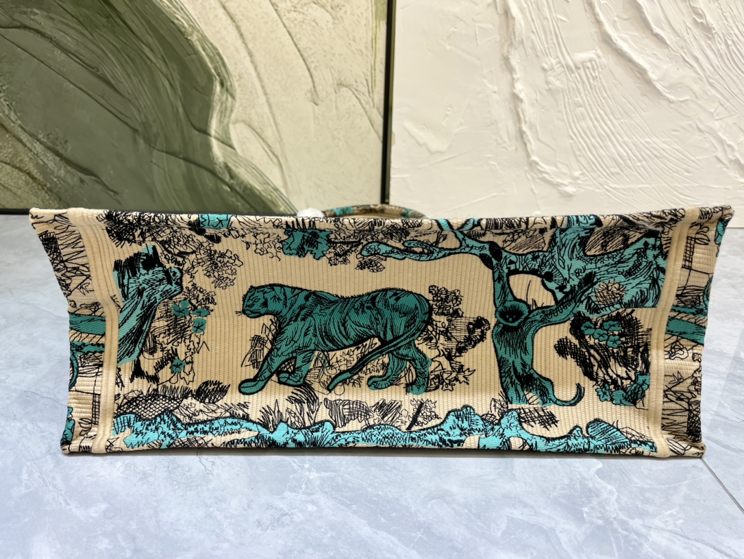 老虎系列Book Tote 手袋由 Dior 女装创意总监玛丽亚·嘉茜娅·蔻丽 (Maria Grazi
