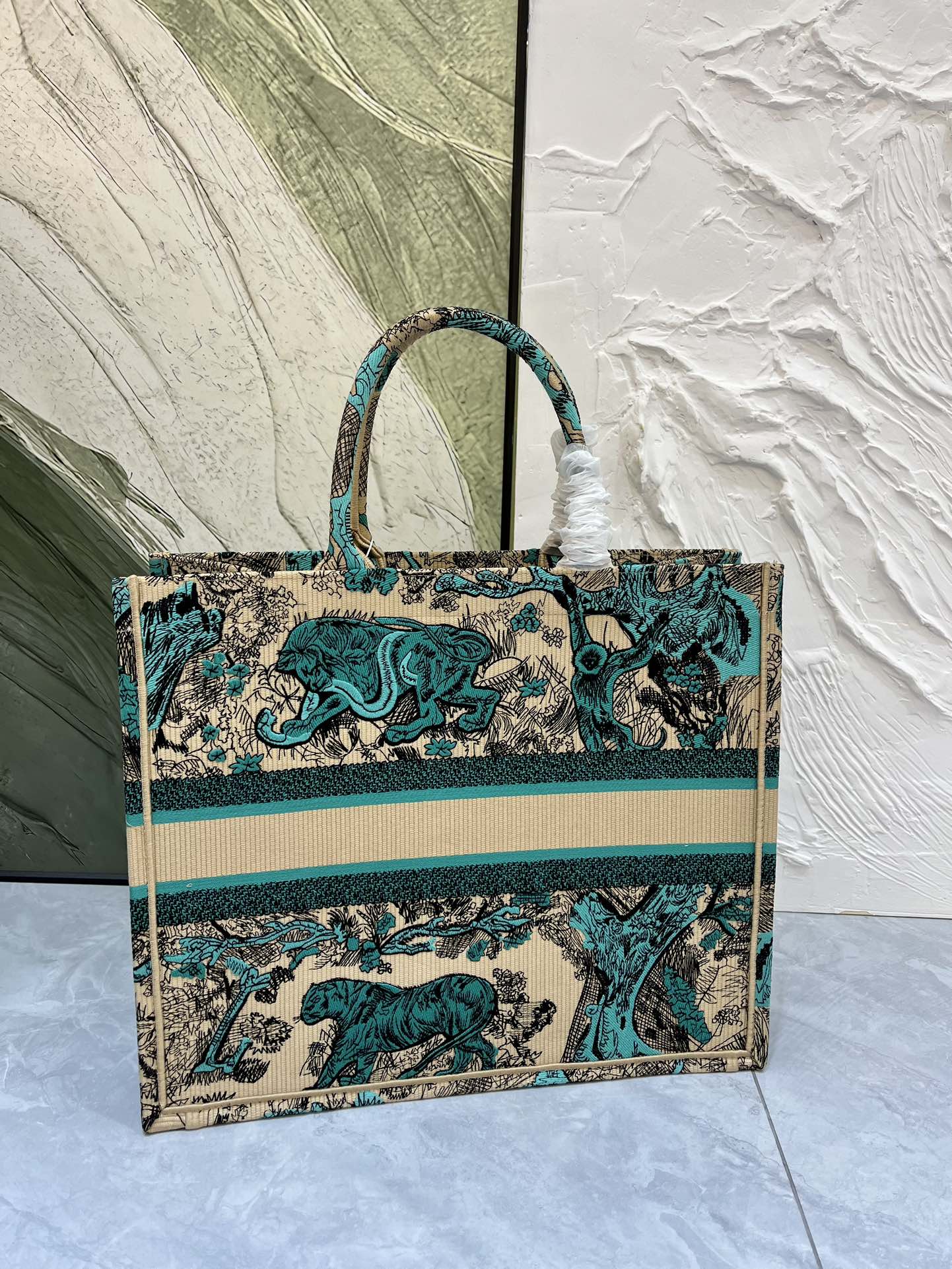 老虎系列Book Tote 手袋由 Dior 女装创意总监玛丽亚·嘉茜娅·蔻丽 (Maria Grazi