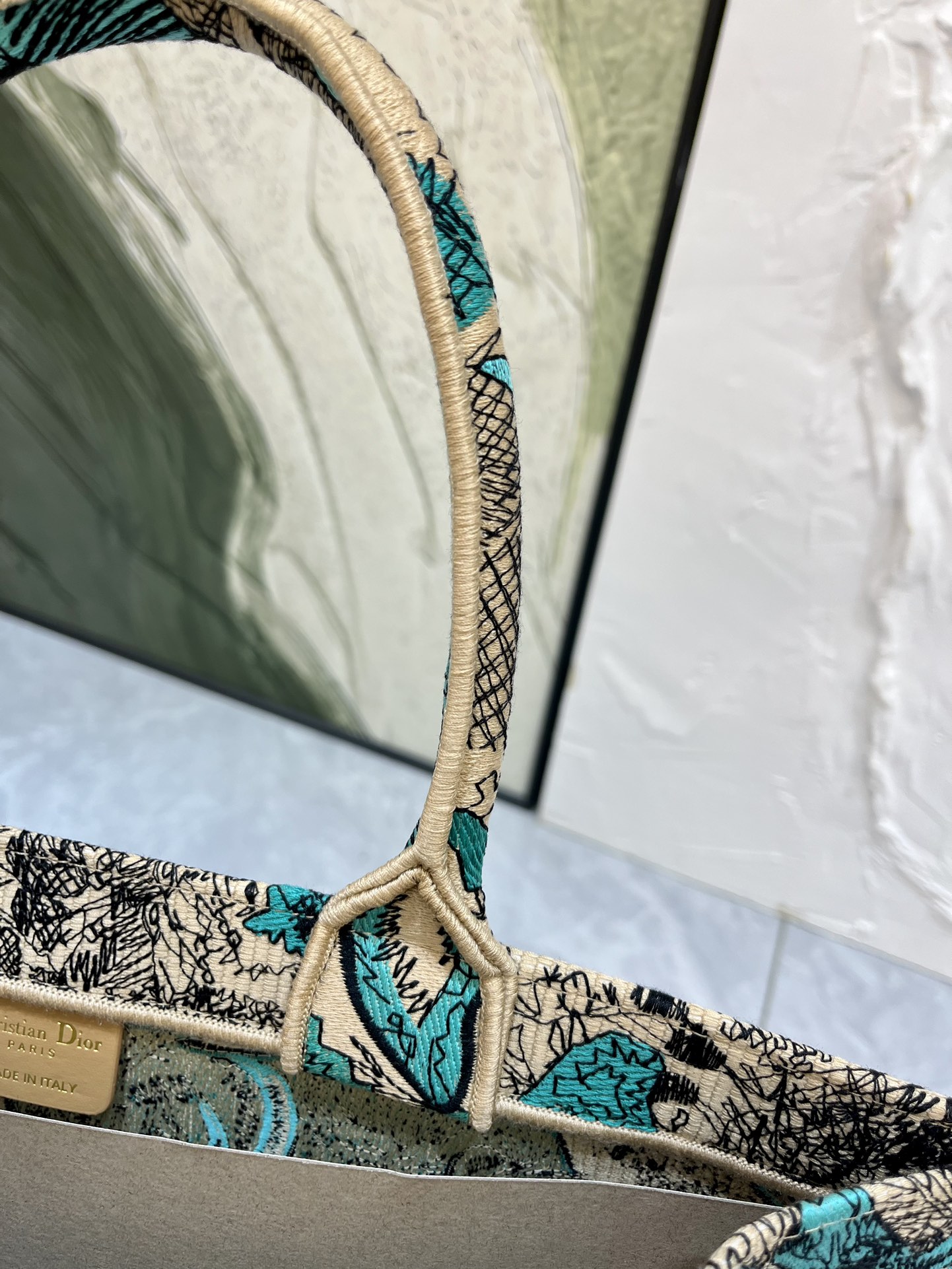老虎系列Book Tote 手袋由 Dior 女装创意总监玛丽亚·嘉茜娅·蔻丽 (Maria Grazi