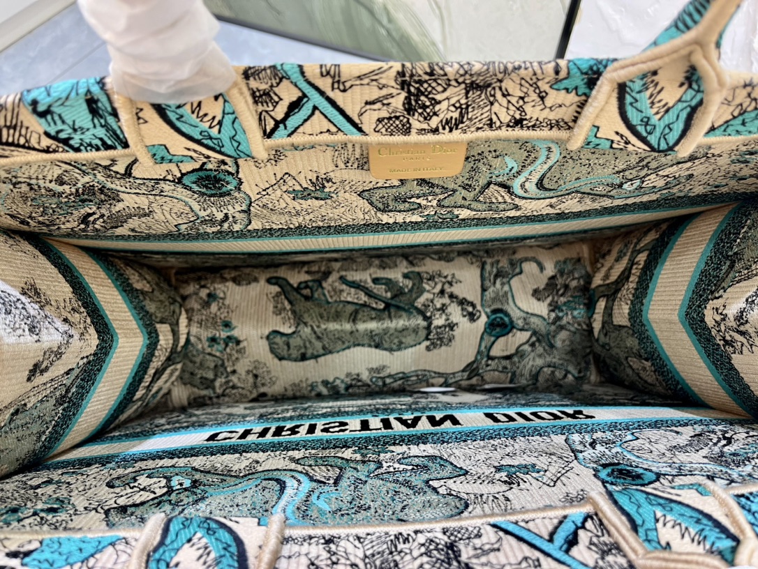 老虎系列Book Tote 手袋由 Dior 女装创意总监玛丽亚·嘉茜娅·蔻丽 (Maria Grazi