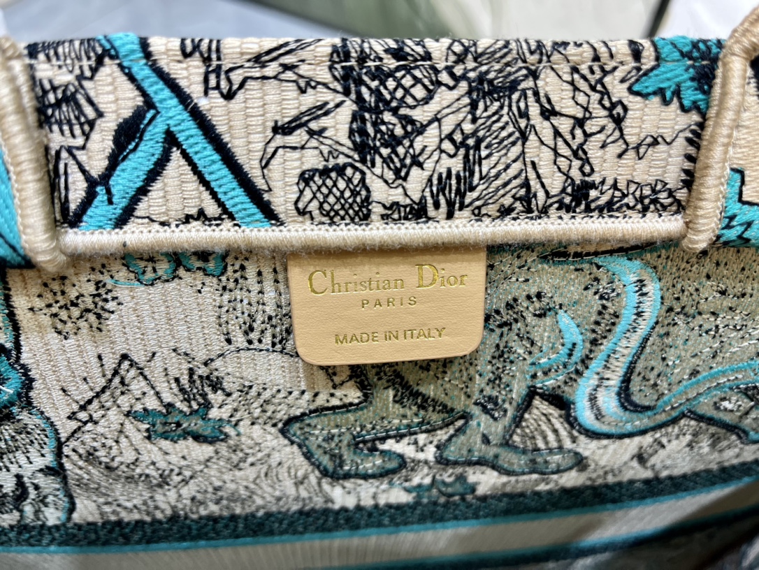 老虎系列Book Tote 手袋由 Dior 女装创意总监玛丽亚·嘉茜娅·蔻丽 (Maria Grazi