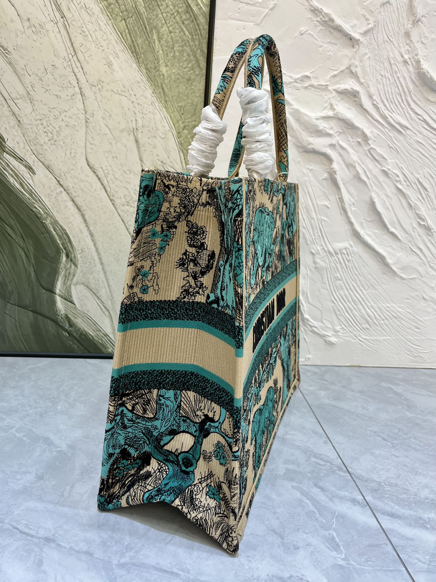老虎系列Book Tote 手袋由 Dior 女装创意总监玛丽亚·嘉茜娅·蔻丽 (Maria Grazi