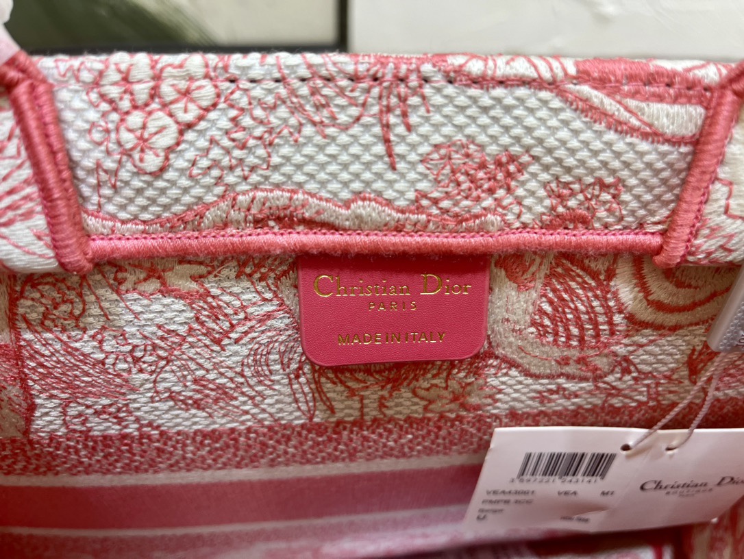 老虎系列Book Tote 手袋由 Dior 女装创意总监玛丽亚·嘉茜娅·蔻丽 (Maria Grazi 老虎系列Book Tote 手袋由 Dior 女装创意总监玛丽亚·嘉茜娅·蔻丽 (Maria Grazi