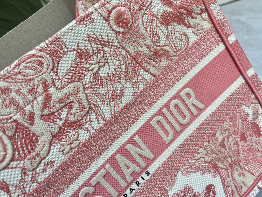 老虎系列Book Tote 手袋由 Dior 女装创意总监玛丽亚·嘉茜娅·蔻丽 (Maria Grazi 老虎系列Book Tote 手袋由 Dior 女装创意总监玛丽亚·嘉茜娅·蔻丽 (Maria Grazi