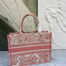 老虎系列Book Tote 手袋由 Dior 女装创意总监玛丽亚·嘉茜娅·蔻丽 (Maria Grazi 老虎系列Book Tote 手袋由 Dior 女装创意总监玛丽亚·嘉茜娅·蔻丽 (Maria Grazi
