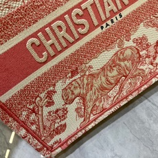 老虎系列Book Tote 手袋由 Dior 女装创意总监玛丽亚·嘉茜娅·蔻丽 (Maria Grazi 老虎系列Book Tote 手袋由 Dior 女装创意总监玛丽亚·嘉茜娅·蔻丽 (Maria Grazi