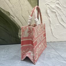 老虎系列Book Tote 手袋由 Dior 女装创意总监玛丽亚·嘉茜娅·蔻丽 (Maria Grazi 老虎系列Book Tote 手袋由 Dior 女装创意总监玛丽亚·嘉茜娅·蔻丽 (Maria Grazi