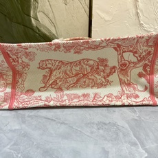 老虎系列Book Tote 手袋由 Dior 女装创意总监玛丽亚·嘉茜娅·蔻丽 (Maria Grazi 老虎系列Book Tote 手袋由 Dior 女装创意总监玛丽亚·嘉茜娅·蔻丽 (Maria Grazi